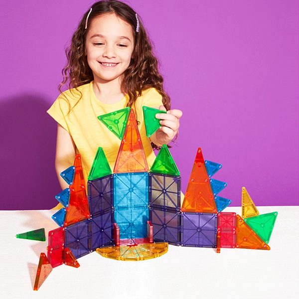 Dívka skládá MAGNA-TILES