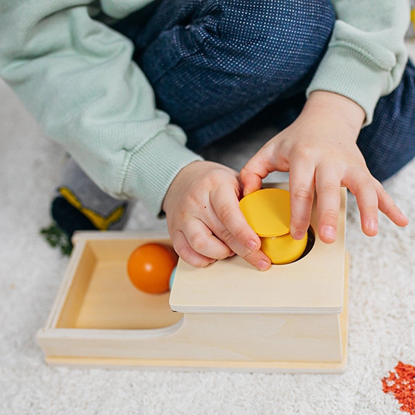 Dlouhá Montessori krabička s kuličkou